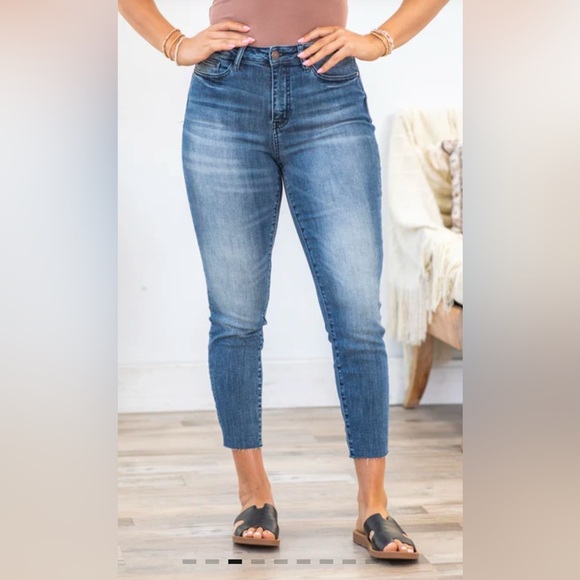 Judy Blue High-Rise Raw Hem Relaxed Fit Jean Sz 3/26 Item# BA - Picture 2 of 8